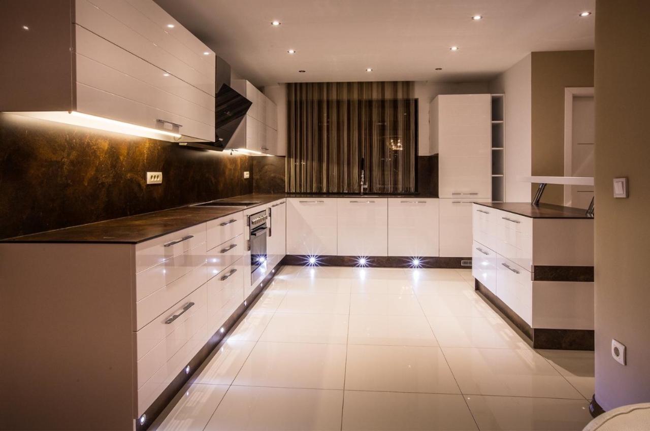 Bentley Apartments Pristina Buitenkant foto