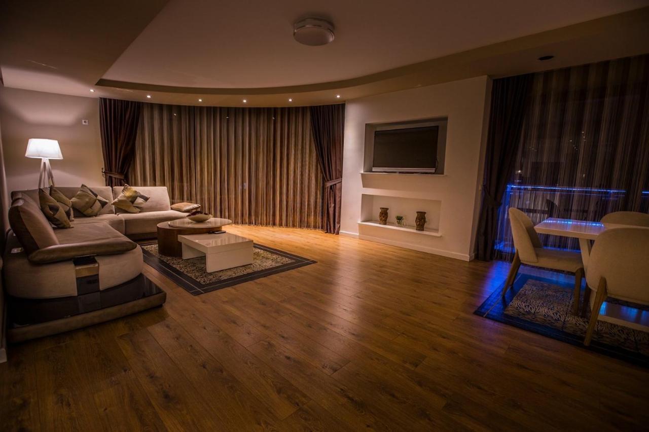 Bentley Apartments Pristina Buitenkant foto