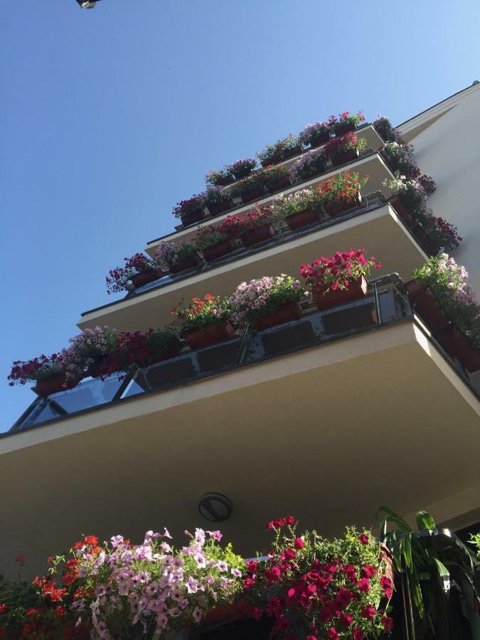 Bentley Apartments Pristina Buitenkant foto