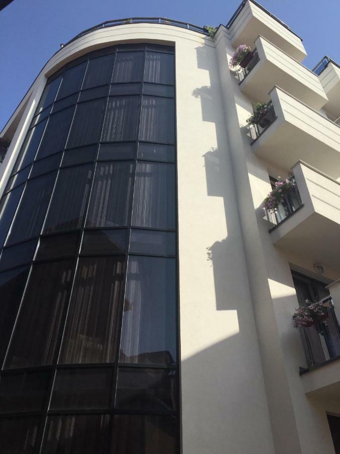 Bentley Apartments Pristina Buitenkant foto